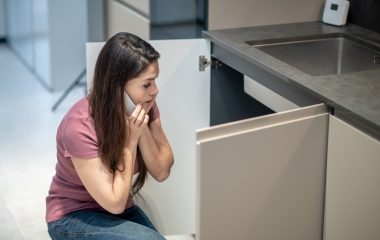 Плесень в шкафах и гардеробных: почему портится одежда и как остановить грибок